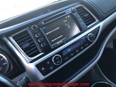 2017 Toyota Highlander LE Plus  *3rd Row Equipped! - Photo 14 - Tucson, AZ 85705