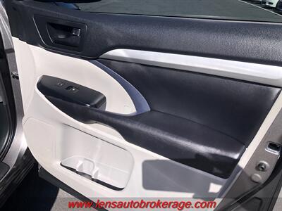 2017 Toyota Highlander LE Plus  *3rd Row Equipped! - Photo 22 - Tucson, AZ 85705