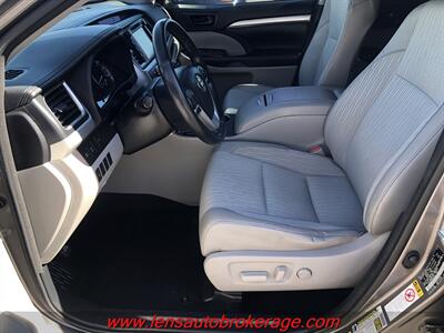 2017 Toyota Highlander LE Plus  *3rd Row Equipped! - Photo 11 - Tucson, AZ 85705