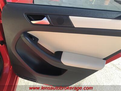 2012 Volkswagen Jetta SE PZEV  *Clean Racer Red Fuel Saver! - Photo 19 - Tucson, AZ 85705