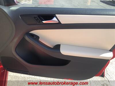 2012 Volkswagen Jetta SE PZEV  *Clean Racer Red Fuel Saver! - Photo 21 - Tucson, AZ 85705