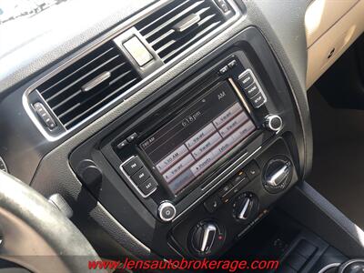 2012 Volkswagen Jetta SE PZEV  *Clean Racer Red Fuel Saver! - Photo 14 - Tucson, AZ 85705