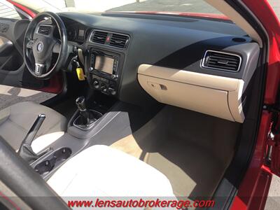 2012 Volkswagen Jetta SE PZEV  *Clean Racer Red Fuel Saver! - Photo 22 - Tucson, AZ 85705