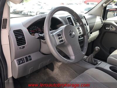 2014 Nissan Frontier SV  *NIce 4x4 Crew Cab W/Manual Trans! - Photo 10 - Tucson, AZ 85705