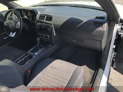 2013 Dodge Challenger SXT   - Photo 17 - Tucson, AZ 85705
