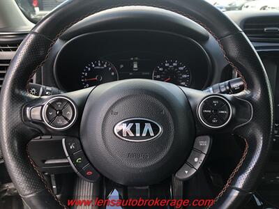 2018 Kia Soul !  **CARFAX 1 OWNER** - Photo 12 - Tucson, AZ 85705