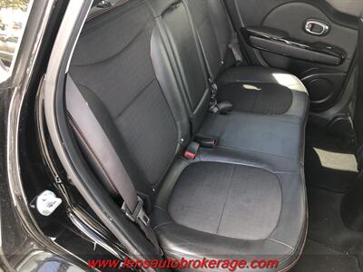 2018 Kia Soul !  **CARFAX 1 OWNER** - Photo 19 - Tucson, AZ 85705