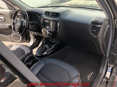 2018 Kia Soul !  **CARFAX 1 OWNER** - Photo 21 - Tucson, AZ 85705