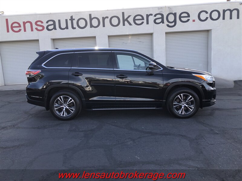 2016 Toyota Highlander XLE  *3rd Row Equipped AWD!