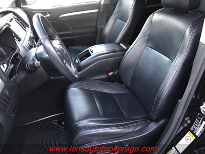 2016 Toyota Highlander XLE  *3rd Row Equipped AWD! - Photo 10 - Tucson, AZ 85705
