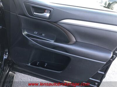 2016 Toyota Highlander XLE  *3rd Row Equipped AWD! - Photo 21 - Tucson, AZ 85705