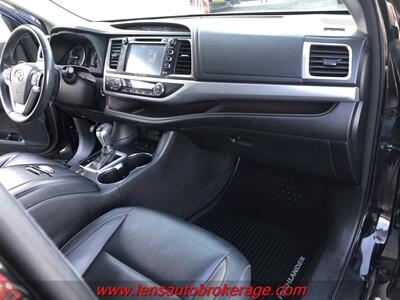 2016 Toyota Highlander XLE  *3rd Row Equipped AWD! - Photo 22 - Tucson, AZ 85705