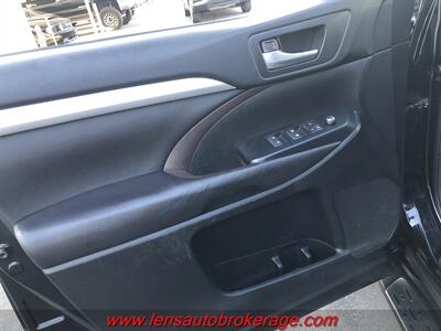 2016 Toyota Highlander XLE  *3rd Row Equipped AWD! - Photo 8 - Tucson, AZ 85705