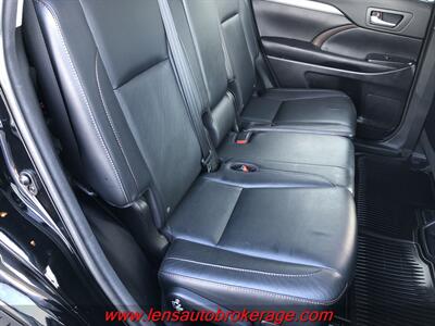 2016 Toyota Highlander XLE  *3rd Row Equipped AWD! - Photo 20 - Tucson, AZ 85705