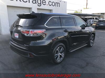 2016 Toyota Highlander XLE  *3rd Row Equipped AWD! - Photo 7 - Tucson, AZ 85705