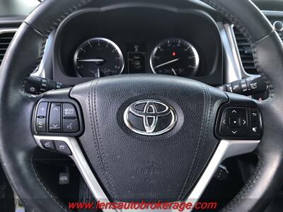 2016 Toyota Highlander XLE  *3rd Row Equipped AWD! - Photo 11 - Tucson, AZ 85705