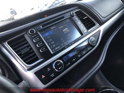 2016 Toyota Highlander XLE  *3rd Row Equipped AWD! - Photo 12 - Tucson, AZ 85705