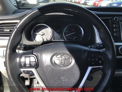 2018 Toyota Highlander XLE  *3rd Row Equipped! - Photo 12 - Tucson, AZ 85705