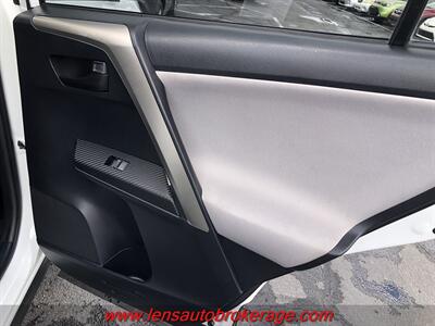 2015 Toyota RAV4 LE  **CARFAX 1 OWNER** - Photo 19 - Tucson, AZ 85705