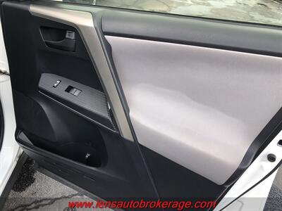 2015 Toyota RAV4 LE  **CARFAX 1 OWNER** - Photo 21 - Tucson, AZ 85705