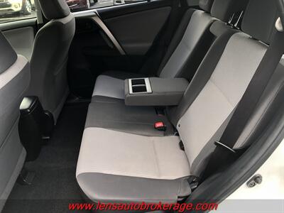 2015 Toyota RAV4 LE  **CARFAX 1 OWNER** - Photo 17 - Tucson, AZ 85705