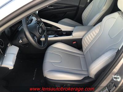 2025 Hyundai ELANTRA Limited  *7k Mile Sedan! - Photo 11 - Tucson, AZ 85705
