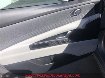 2025 Hyundai ELANTRA Limited  *7k Mile Sedan! - Photo 9 - Tucson, AZ 85705
