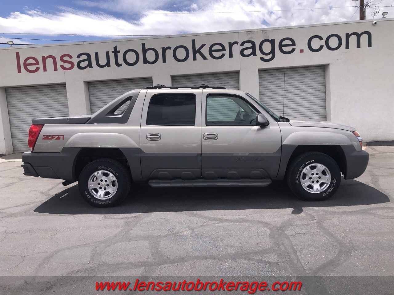 2002 Chevrolet Avalanche 1500  *Nice 4x4! - Photo 1 - Tucson, AZ 85705