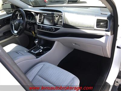 2016 Toyota Highlander LE  *Nice AWD LE! - Photo 24 - Tucson, AZ 85705