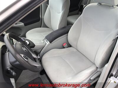 2011 Toyota Prius Three  *Super Clean Fuel Saver! - Photo 11 - Tucson, AZ 85705