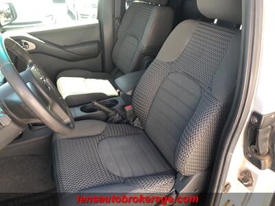 2009 Nissan Frontier SE V6  6 Speed 4x4! - Photo 9 - Tucson, AZ 85705