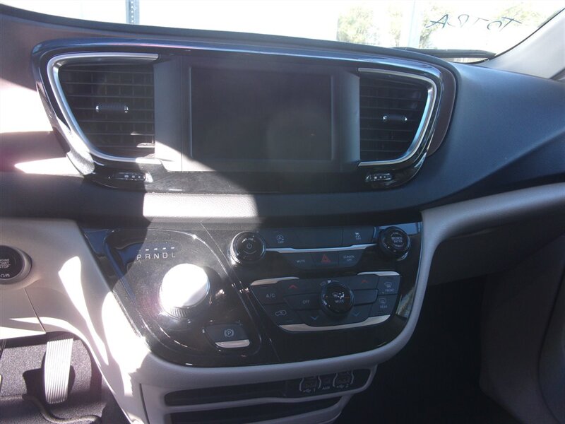 2023 Chrysler Voyager null photo 12