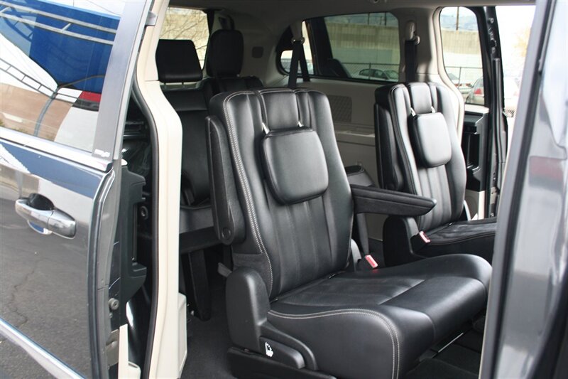 2014 Chrysler Town & Country Touring photo 19