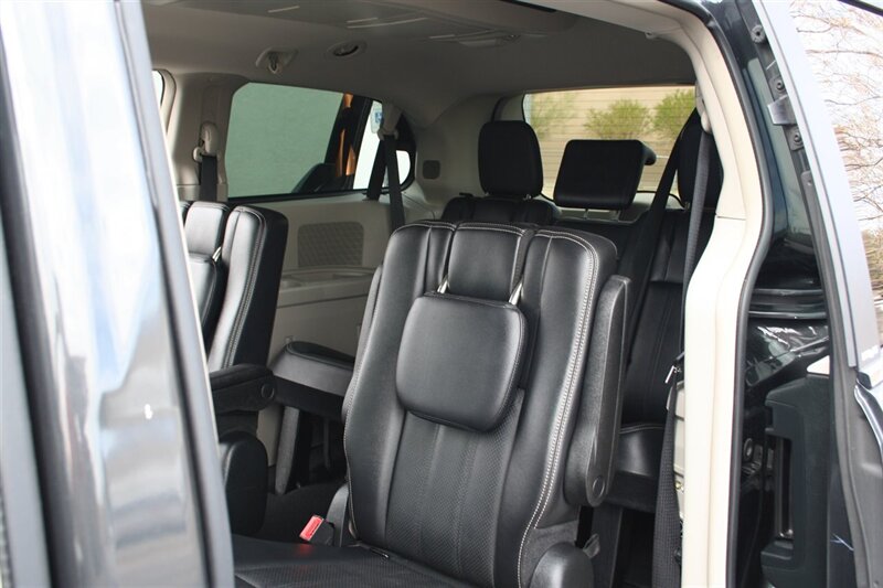 2014 Chrysler Town & Country Touring photo 17