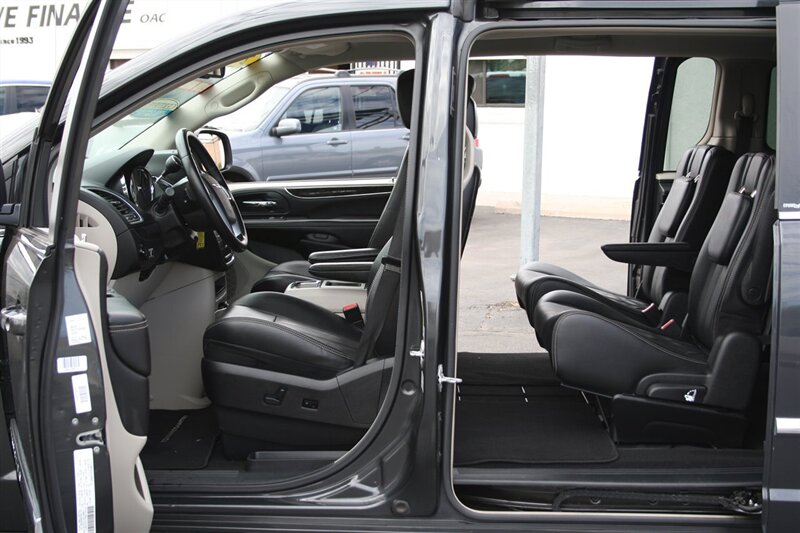 2014 Chrysler Town & Country Touring photo 23