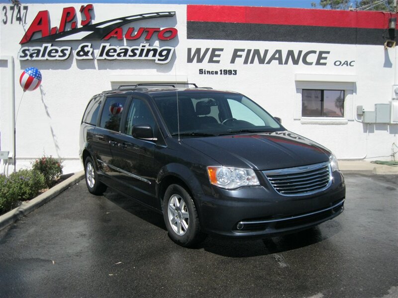 2014 Chrysler Town & Country Touring photo 2