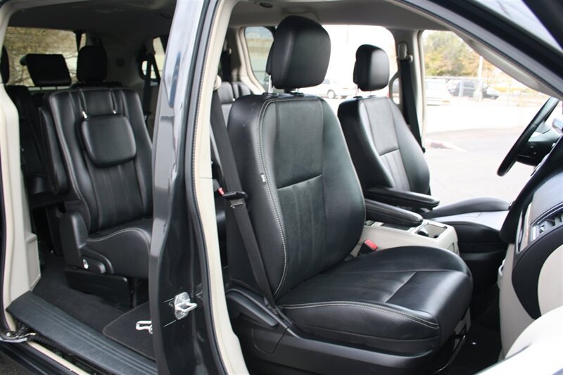 2014 Chrysler Town & Country Touring photo 18