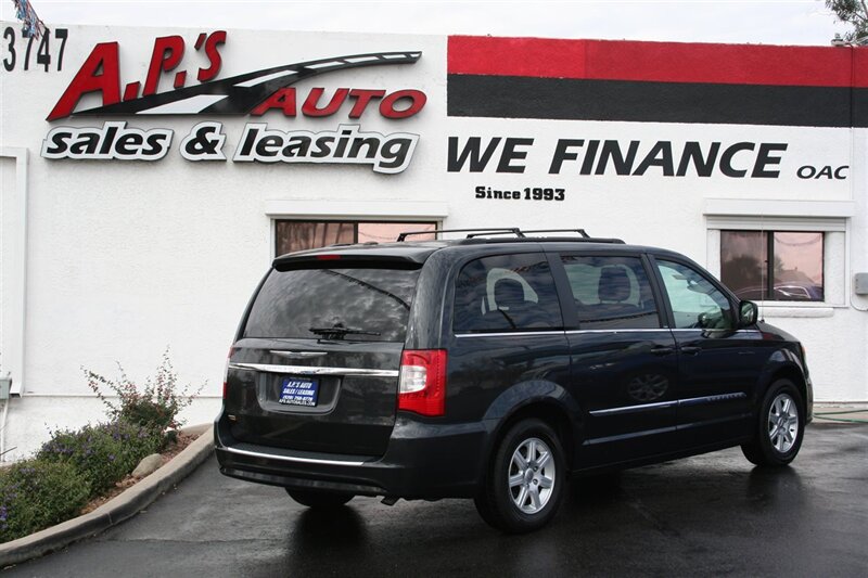 2014 Chrysler Town & Country Touring photo 6