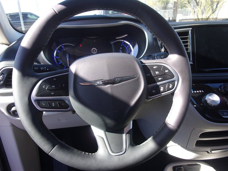 2023 Chrysler Pacifica Hybrid Touring L photo 9