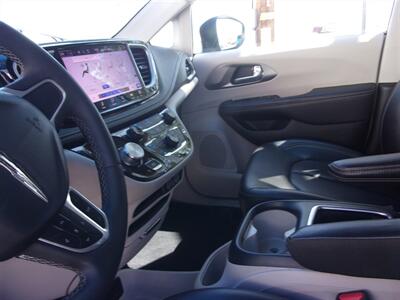 2023 Chrysler Pacifica Plug-In Hybrid Touring L   - Photo 9 - Tucson, AZ 85716