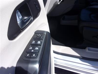 2023 Chrysler Pacifica Plug-In Hybrid Touring L   - Photo 13 - Tucson, AZ 85716
