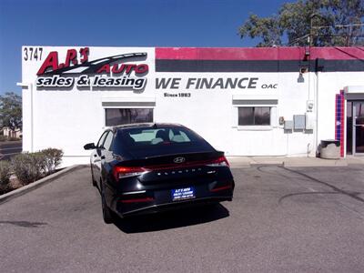 2024 Hyundai ELANTRA Limited   - Photo 2 - Tucson, AZ 85716