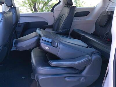 2024 Chrysler Pacifica Plug-In Hybrid Select   - Photo 17 - Tucson, AZ 85716