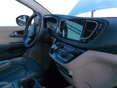 2024 Chrysler Pacifica Plug-In Hybrid Select   - Photo 20 - Tucson, AZ 85716