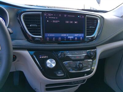 2024 Chrysler Pacifica Plug-In Hybrid Select   - Photo 13 - Tucson, AZ 85716