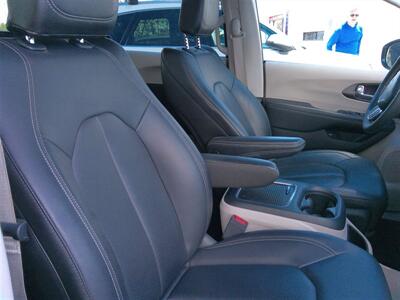 2024 Chrysler Pacifica Plug-In Hybrid Select   - Photo 19 - Tucson, AZ 85716