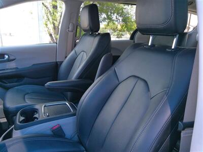 2024 Chrysler Pacifica Plug-In Hybrid Select   - Photo 11 - Tucson, AZ 85716