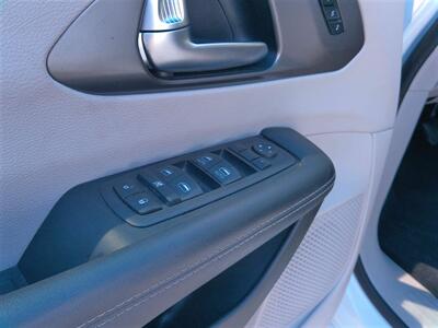 2024 Chrysler Pacifica Plug-In Hybrid Select   - Photo 9 - Tucson, AZ 85716