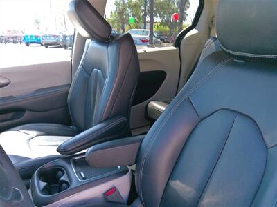 2023 Chrysler Pacifica Touring L   - Photo 15 - Tucson, AZ 85716