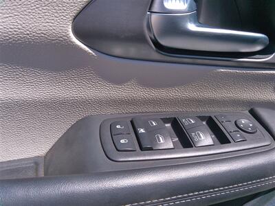 2023 Chrysler Pacifica Touring L   - Photo 13 - Tucson, AZ 85716